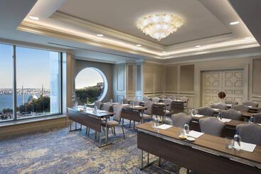 هتل The Ritz Carlton, Istanbul At The Bosphorus
