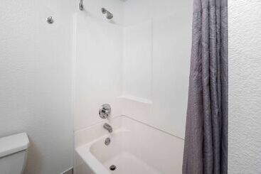 Motel 6 Anaheim, Ca   Maingate