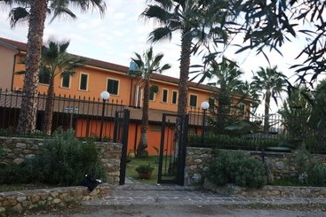 فندق ريفى Azienda Agrituristica Masseria I Risi