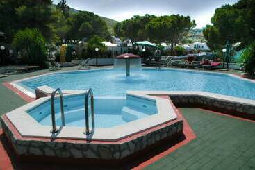 هتل Villaggio Turistico Valle Scinni