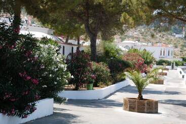 هتل Villaggio Turistico Valle Scinni