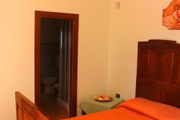 تختخواب و صبحانه Casale Racalmare