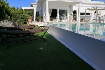 تختخواب و صبحانه White House Luxury Hospitality