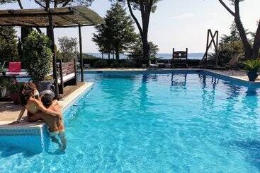 مسافرخانه Almanuda Naturist Village
