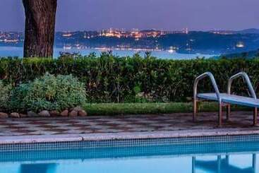 مسافرخانه Almanuda Naturist Village