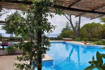 مسافرخانه Almanuda Naturist Village