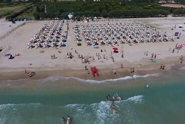 هتل Centro Vacanze Camping Spinnaker