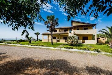 اقامتگاه Villaggio Punta Alice Srl