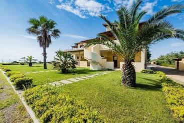 اقامتگاه Villaggio Punta Alice Srl