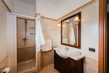 اقامتگاه Villaggio Punta Alice Srl