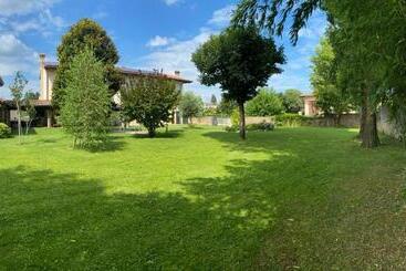 تختخواب و صبحانه Fiori Di Maggio