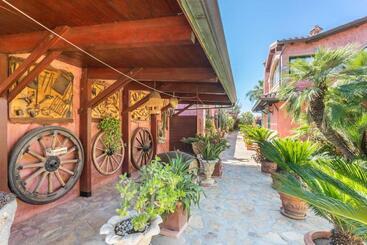 تختخواب و صبحانه Villa Flumini
