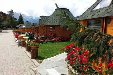 هتل Dalailama Village