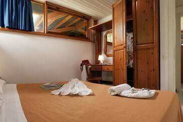 هتل Isamar Holiday Village