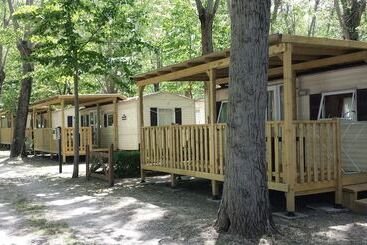 هتل Parco Del Lago Glamping & Lodges