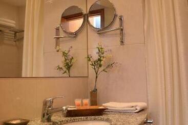هتل Armon Suites