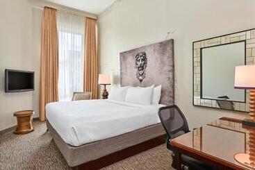 هتل Astor Crowne Plaza  Corner Of Bourbon Street