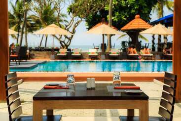 هتل Camelot Beach
