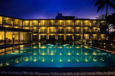 هتل Camelot Beach