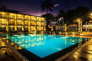 هتل Camelot Beach