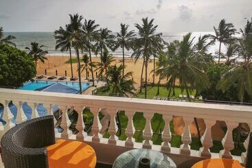 هتل Camelot Beach
