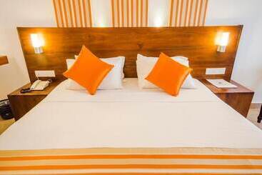 هتل Camelot Beach