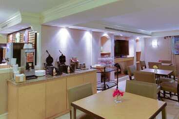 هتل La Quinta Inn By Wyndham Pittsburgh Airport