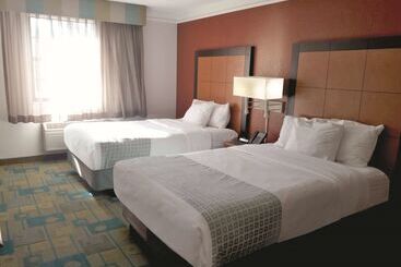 هتل La Quinta Inn By Wyndham Pittsburgh Airport