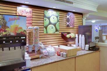 هتل La Quinta Inn By Wyndham Pittsburgh Airport