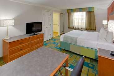 هتل La Quinta Inn By Wyndham Pittsburgh Airport