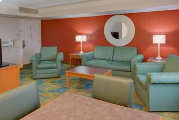 هتل La Quinta Inn By Wyndham Pittsburgh Airport