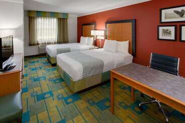 هتل La Quinta Inn By Wyndham Pittsburgh Airport