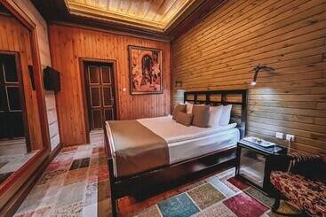 هتل Local Cave House