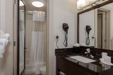 هتل Ramada By Wyndham Boston