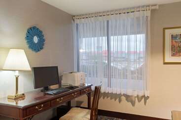 هتل Ramada By Wyndham Boston
