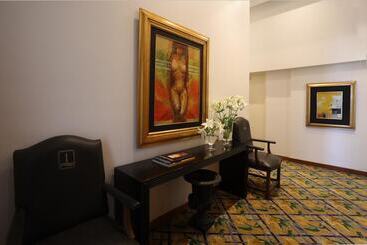 هتل Suites Del Bosque