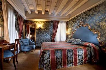 هتل Suites Torre Dell Orologio