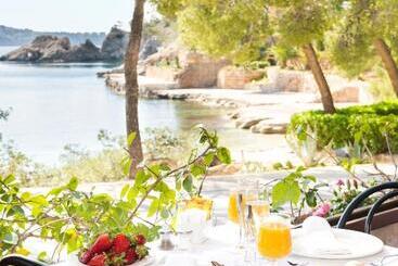 בית מלון כפרי Cala Fornells