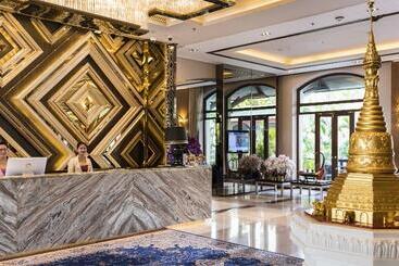 هتل Chatrium Royal Lake Yangon