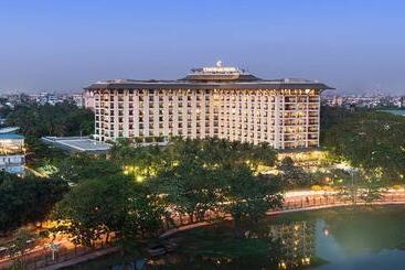 هتل Chatrium Royal Lake Yangon