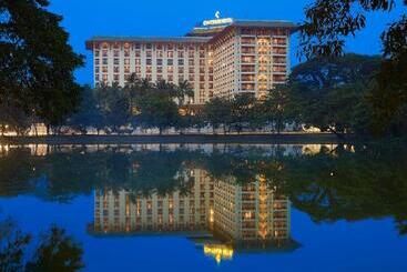 هتل Chatrium Royal Lake Yangon