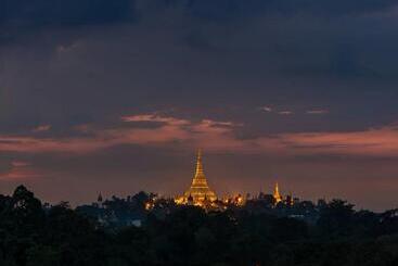 هتل Chatrium Royal Lake Yangon