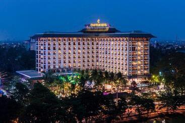 هتل Chatrium Royal Lake Yangon