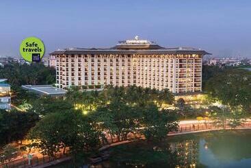 هتل Chatrium Royal Lake Yangon