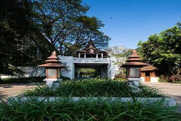 هتل Chatrium Royal Lake Yangon
