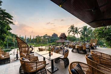 هتل Chatrium Royal Lake Yangon
