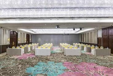 هتل Chatrium Royal Lake Yangon