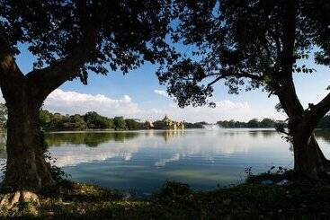 هتل Chatrium Royal Lake Yangon
