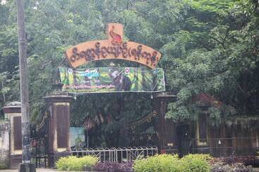 هتل Chatrium Royal Lake Yangon