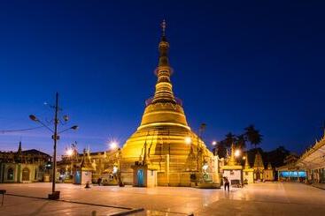 هتل Chatrium Royal Lake Yangon